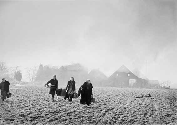 Fermiers allemands fuyant - Allemagne / 1945 - Robert Capa
